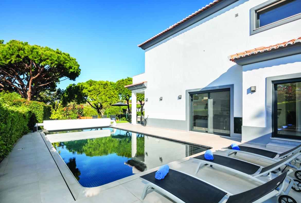 Luxury 3 bedroom holiday villa with private pool in Algarve Portugal (PV2647)