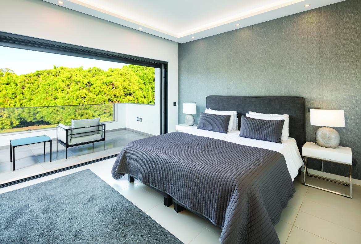 Luxury 3 bedroom holiday villa with private pool in Algarve Portugal (PV2647)