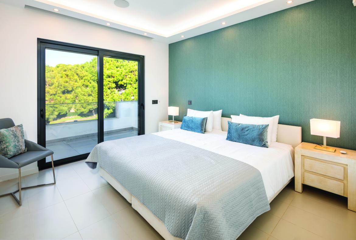 Luxury 3 bedroom holiday villa with private pool in Algarve Portugal (PV2647)