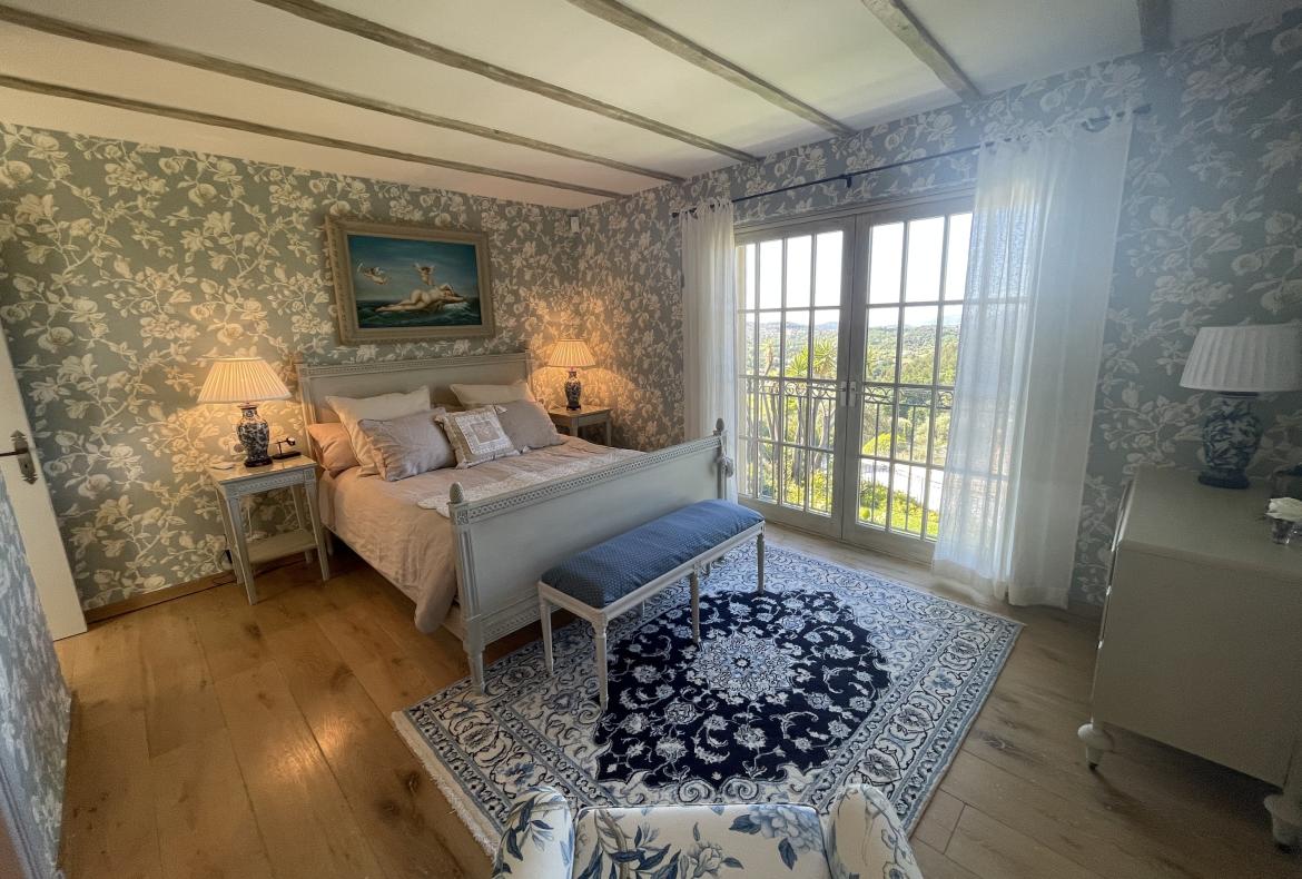 Luxury 5 bedroom holiday villa with private pool in Cote d'Azur France (PV3019)