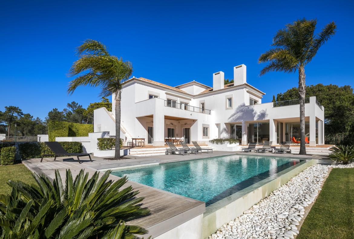 Luxury 4 bedroom holiday villa with private pool in Algarve Portugal (PV963)
