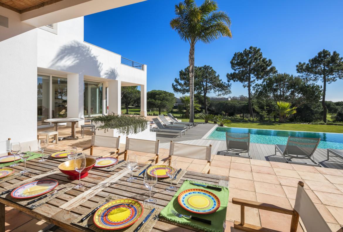 Luxury 4 bedroom holiday villa with private pool in Algarve Portugal (PV963)