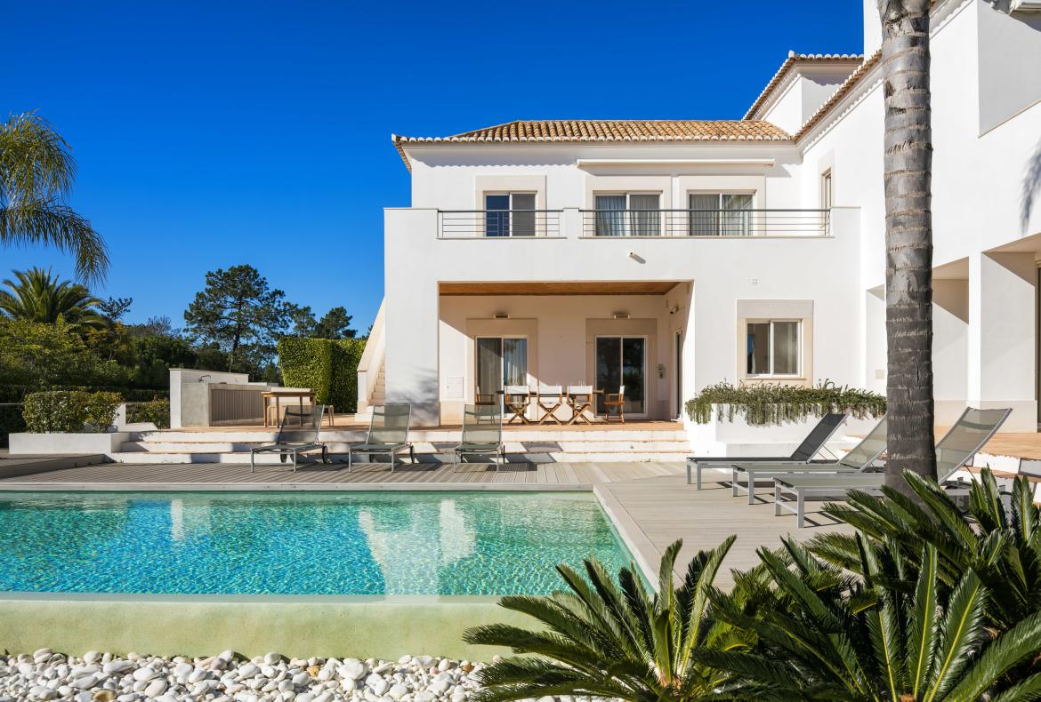 Luxury 4 bedroom holiday villa with private pool in Algarve Portugal (PV963)