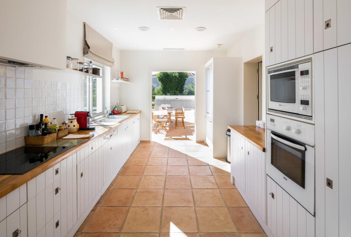 Luxury 4 bedroom holiday villa with private pool in Algarve Portugal (PV963)
