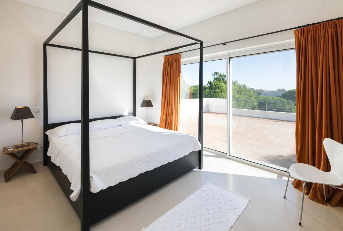 Luxury 4 bedroom holiday villa with private pool in Algarve Portugal (PV963)