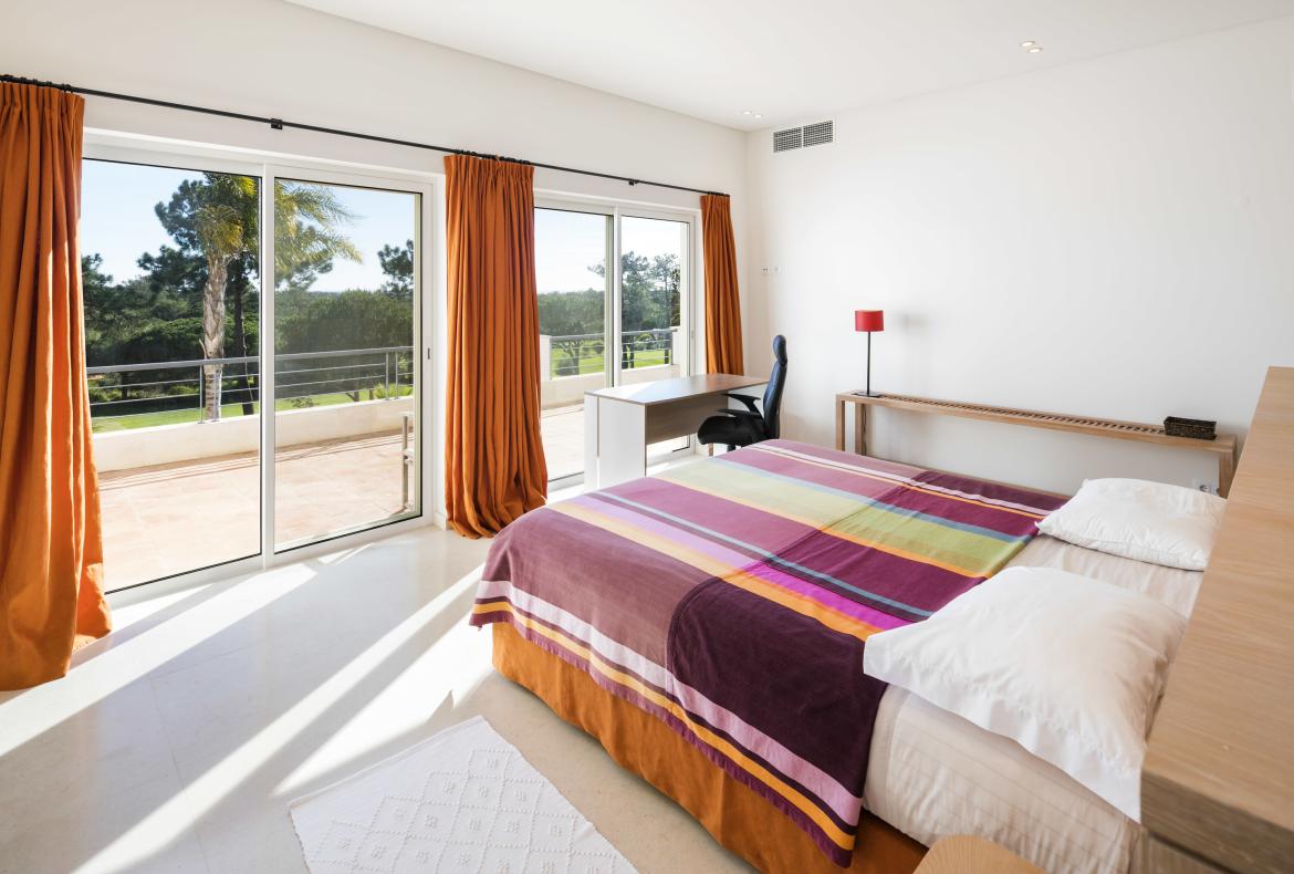 Luxury 4 bedroom holiday villa with private pool in Algarve Portugal (PV963)
