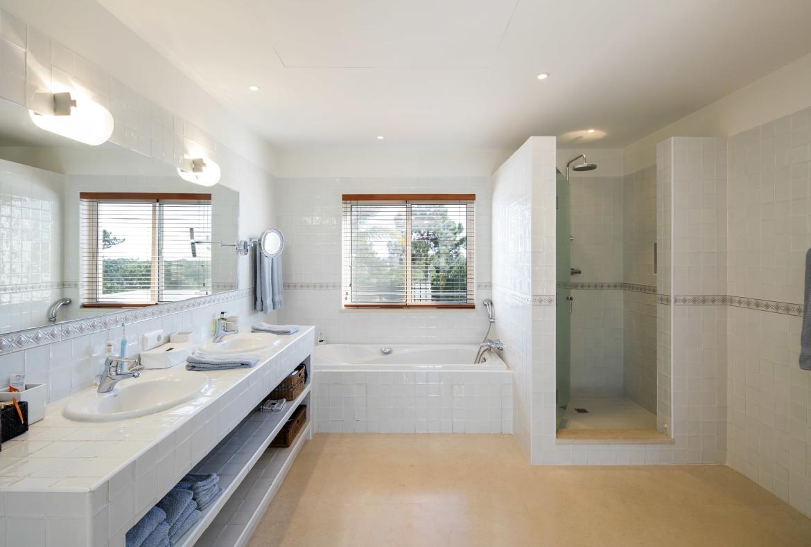 Luxury 4 bedroom holiday villa with private pool in Algarve Portugal (PV963)