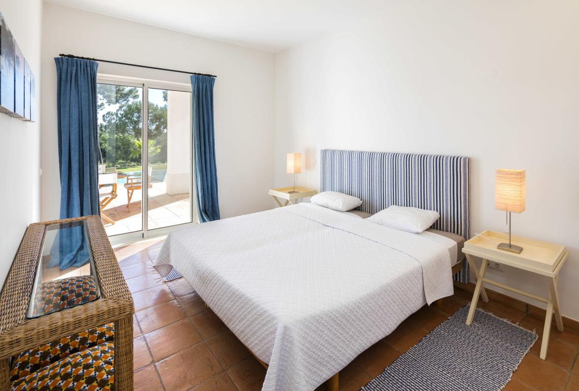 Luxury 4 bedroom holiday villa with private pool in Algarve Portugal (PV963)