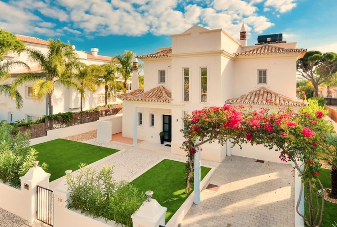 Luxury 4 bedroom holiday villa with private pool in Algarve Portugal (PV3020)
