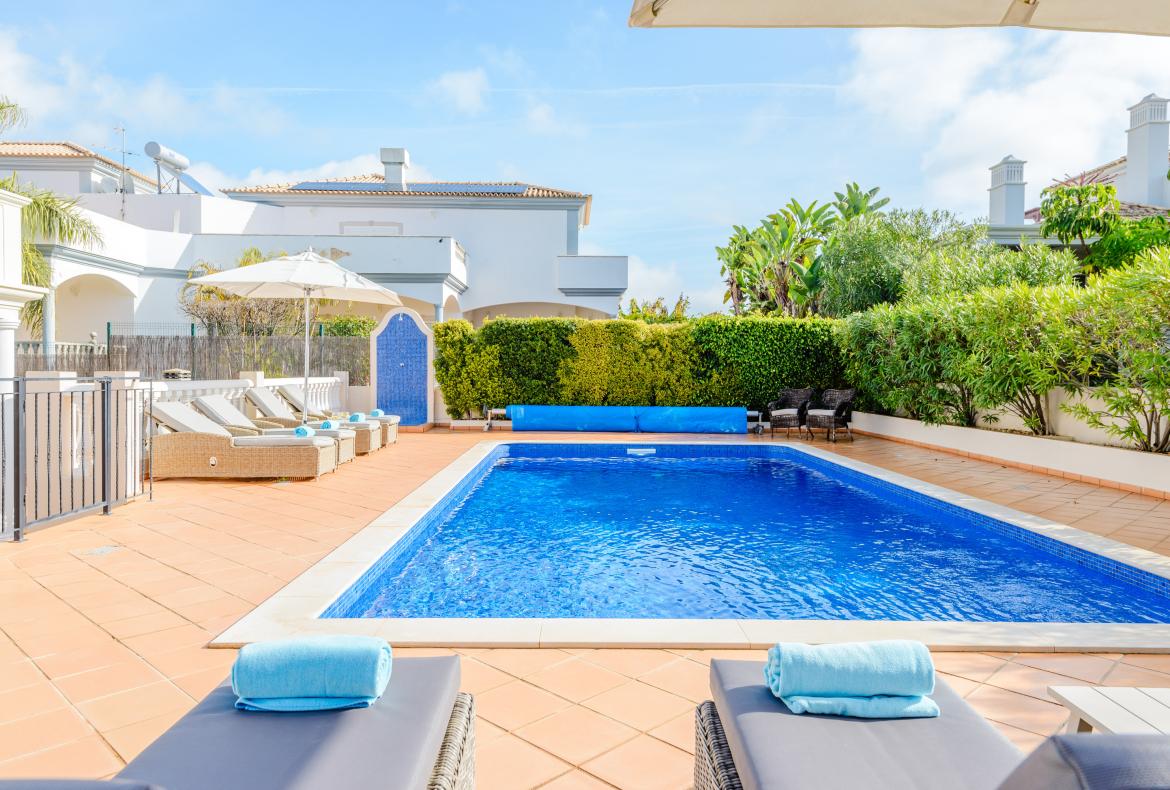 Luxury 4 bedroom holiday villa with private pool in Algarve Portugal (PV3020)