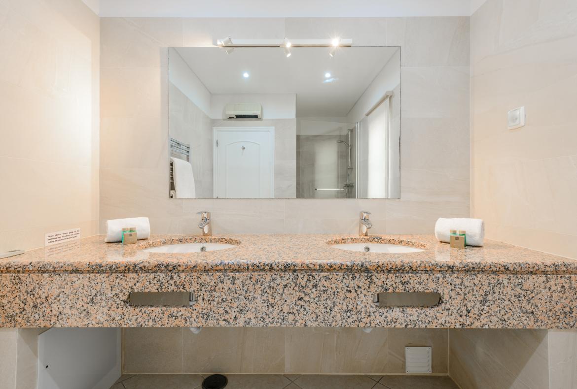 Luxury 4 bedroom holiday villa with private pool in Algarve Portugal (PV3020)