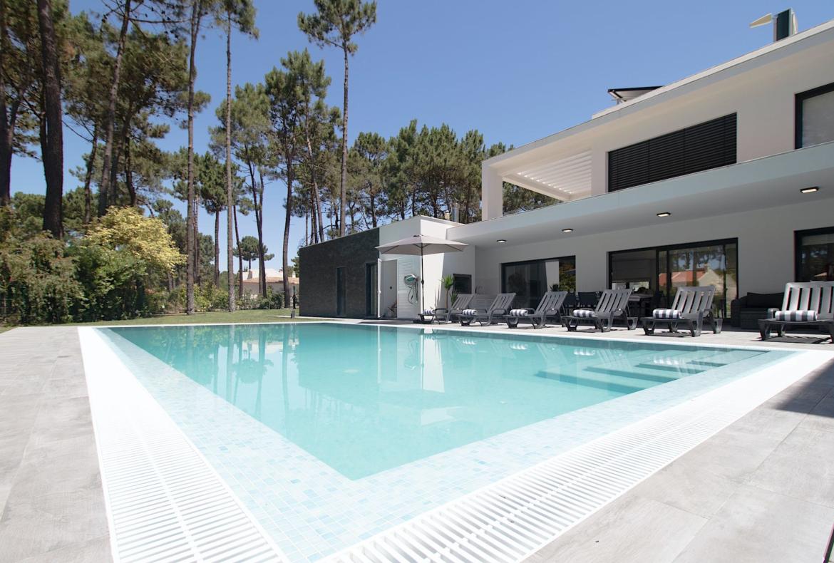 Luxury 4 bedroom holiday villa with private pool in Lisbon & coast Portugal (PV3021)