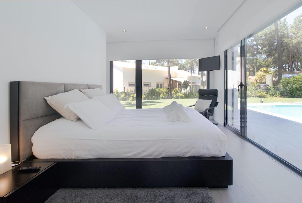 Luxury 4 bedroom holiday villa with private pool in Lisbon & coast Portugal (PV3021)