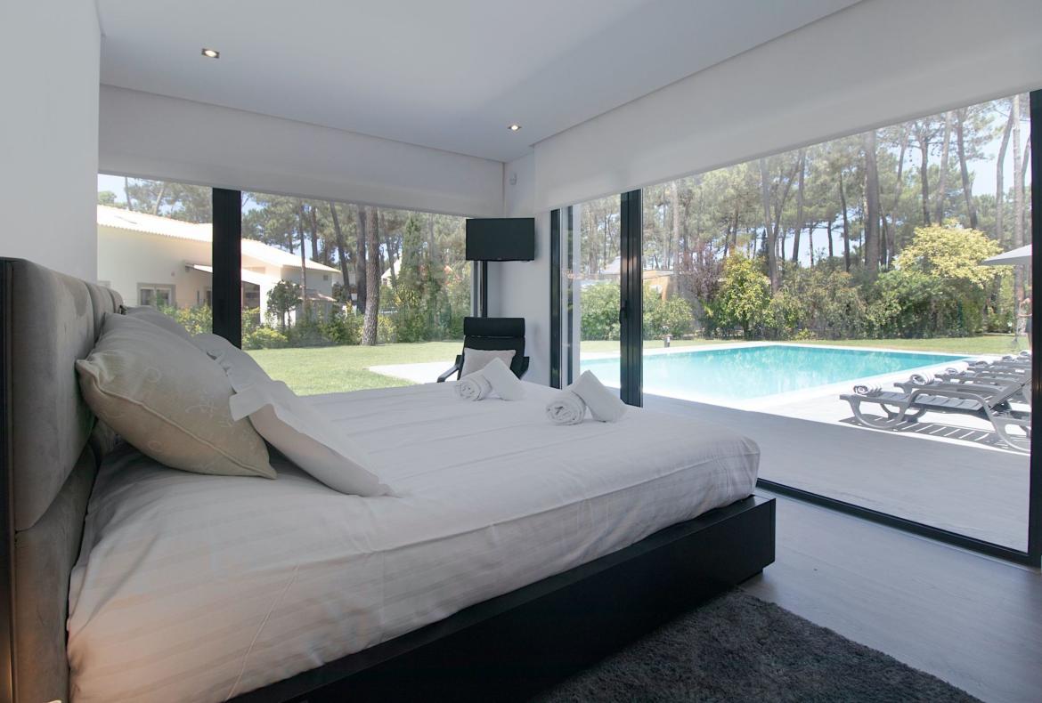 Luxury 4 bedroom holiday villa with private pool in Lisbon & coast Portugal (PV3021)