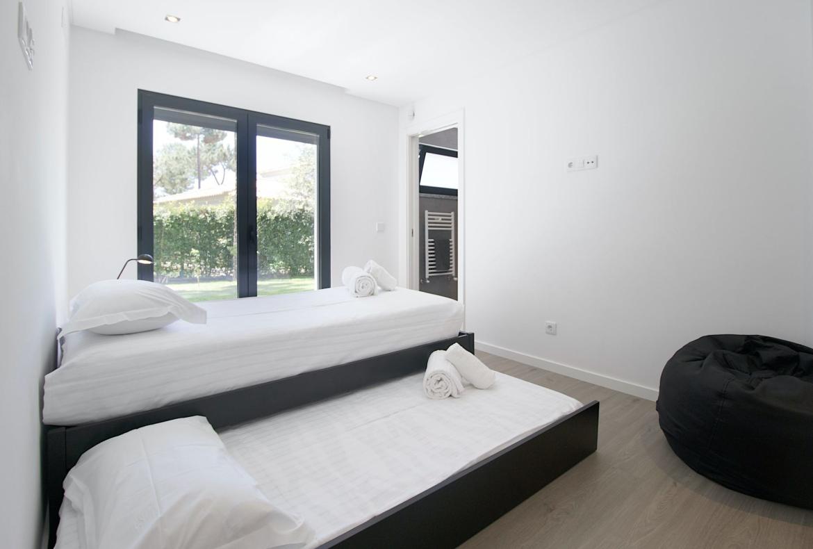 Luxury 4 bedroom holiday villa with private pool in Lisbon & coast Portugal (PV3021)