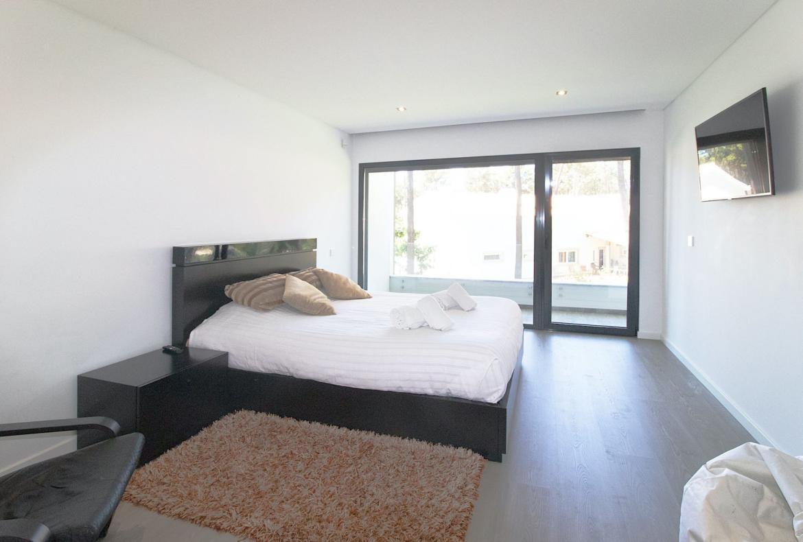 Luxury 4 bedroom holiday villa with private pool in Lisbon & coast Portugal (PV3021)