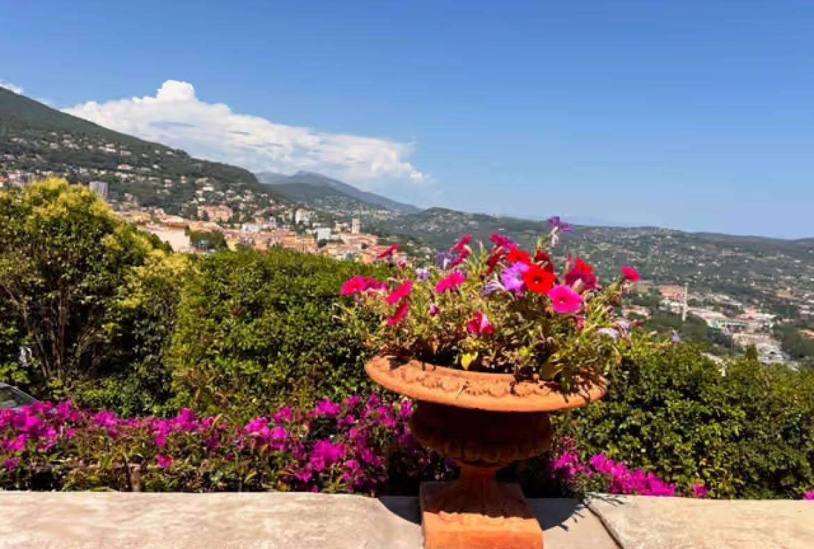 Gorgeous Old Perfumer's House. Beautifully Renovated. Pool. 5 bedrooms to sleep 10 (GRAS134)
