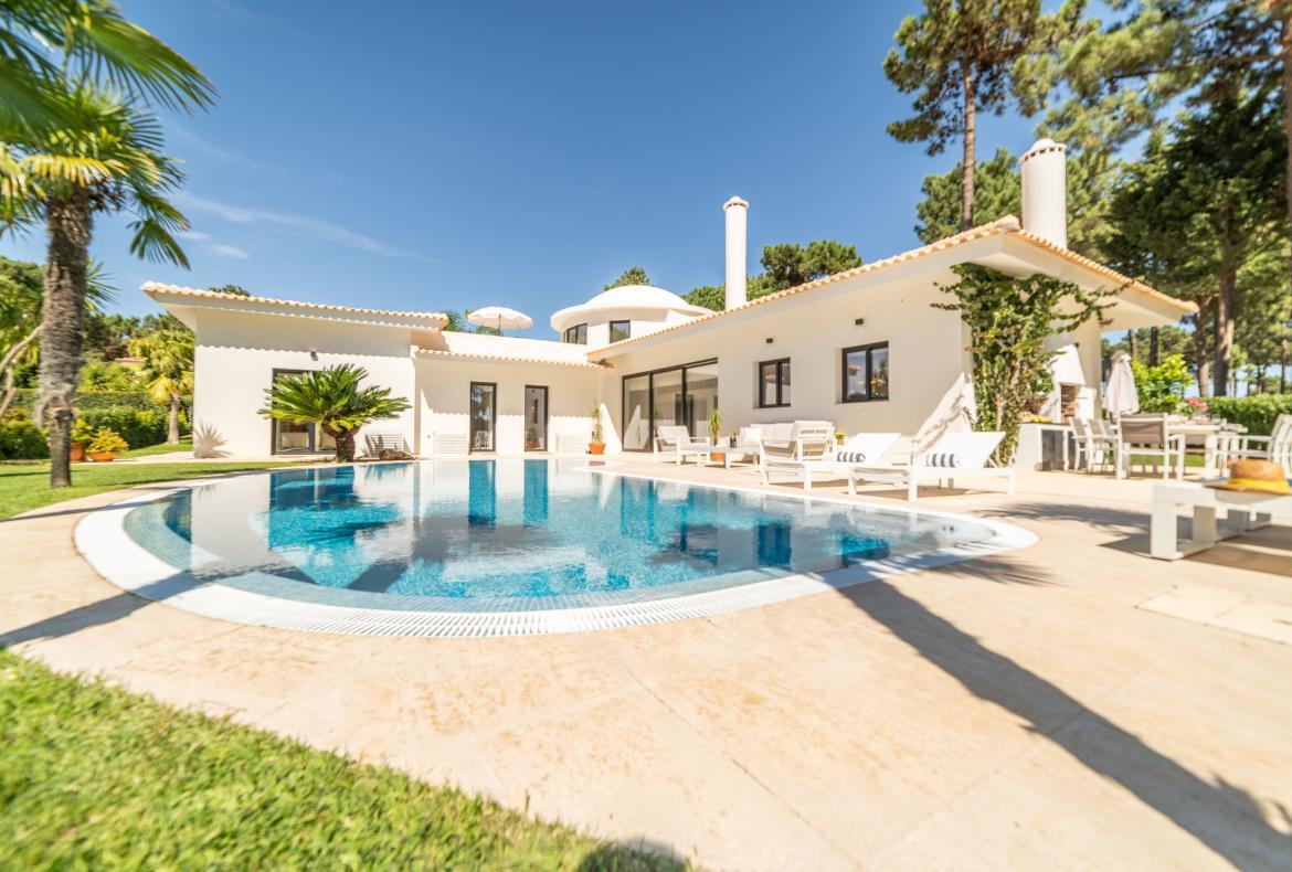 Luxury 4 bedroom holiday villa with private pool in Lisbon & coast Portugal (PV3022)