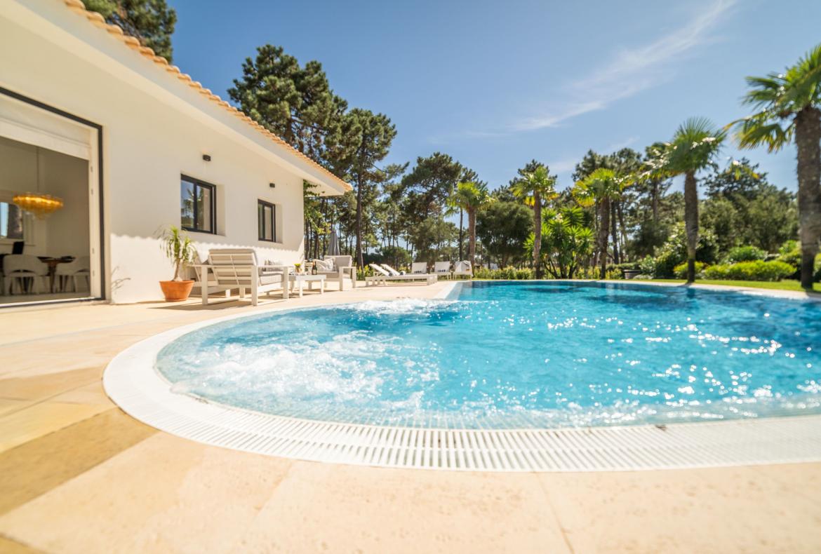 Luxury 4 bedroom holiday villa with private pool in Lisbon & coast Portugal (PV3022)