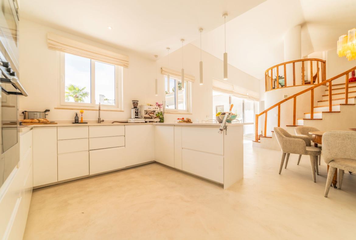Luxury 4 bedroom holiday villa with private pool in Lisbon & coast Portugal (PV3022)