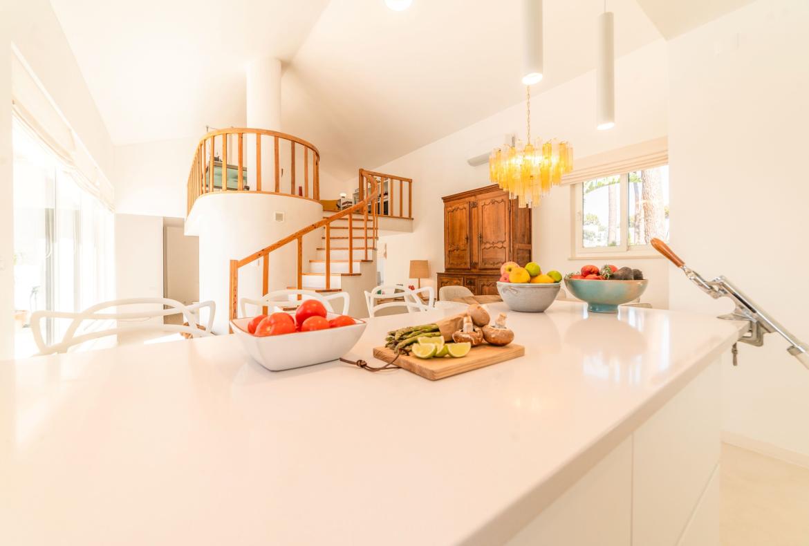 Luxury 4 bedroom holiday villa with private pool in Lisbon & coast Portugal (PV3022)