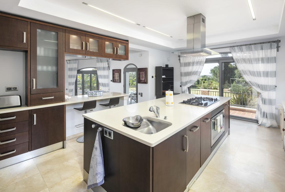 Luxury 6 bedroom holiday villa with private pool in Algarve Portugal (PORTU141PV)