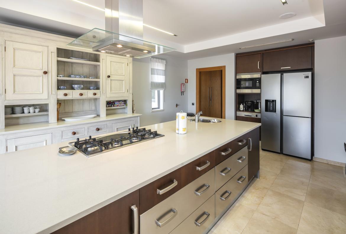 Luxury 6 bedroom holiday villa with private pool in Algarve Portugal (PORTU141PV)