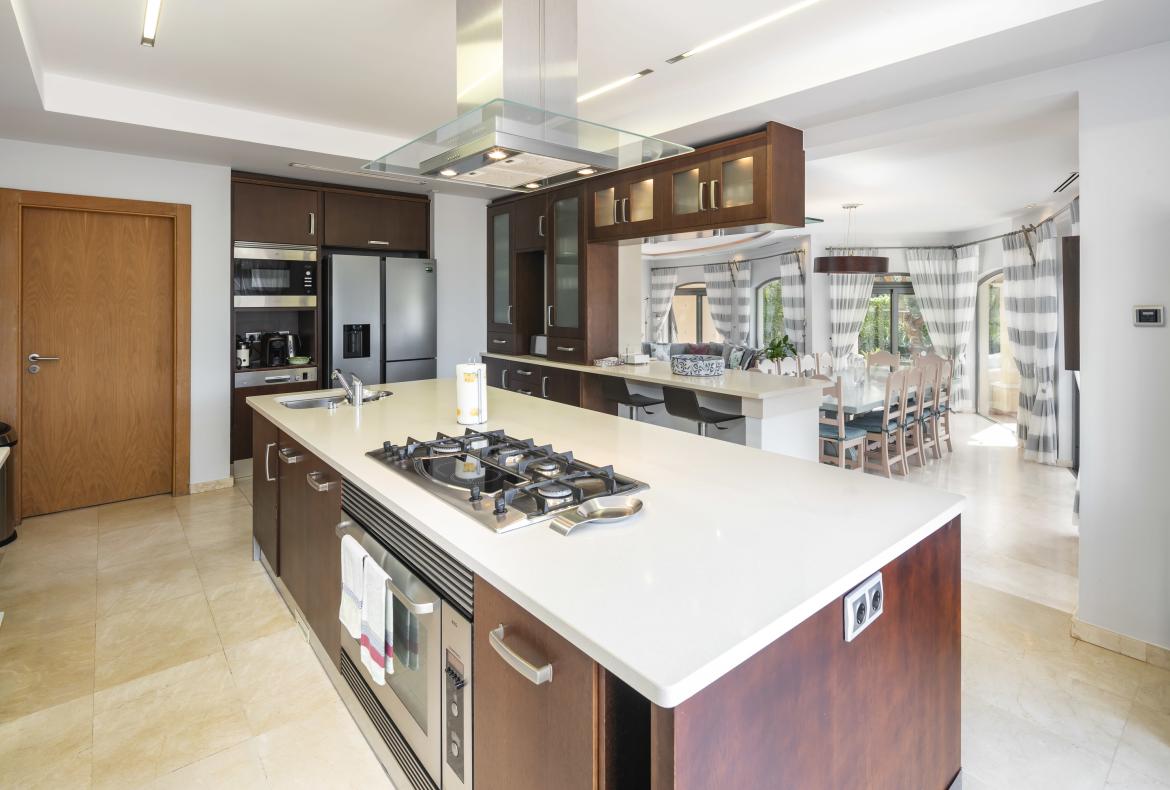 Luxury 6 bedroom holiday villa with private pool in Algarve Portugal (PORTU141PV)