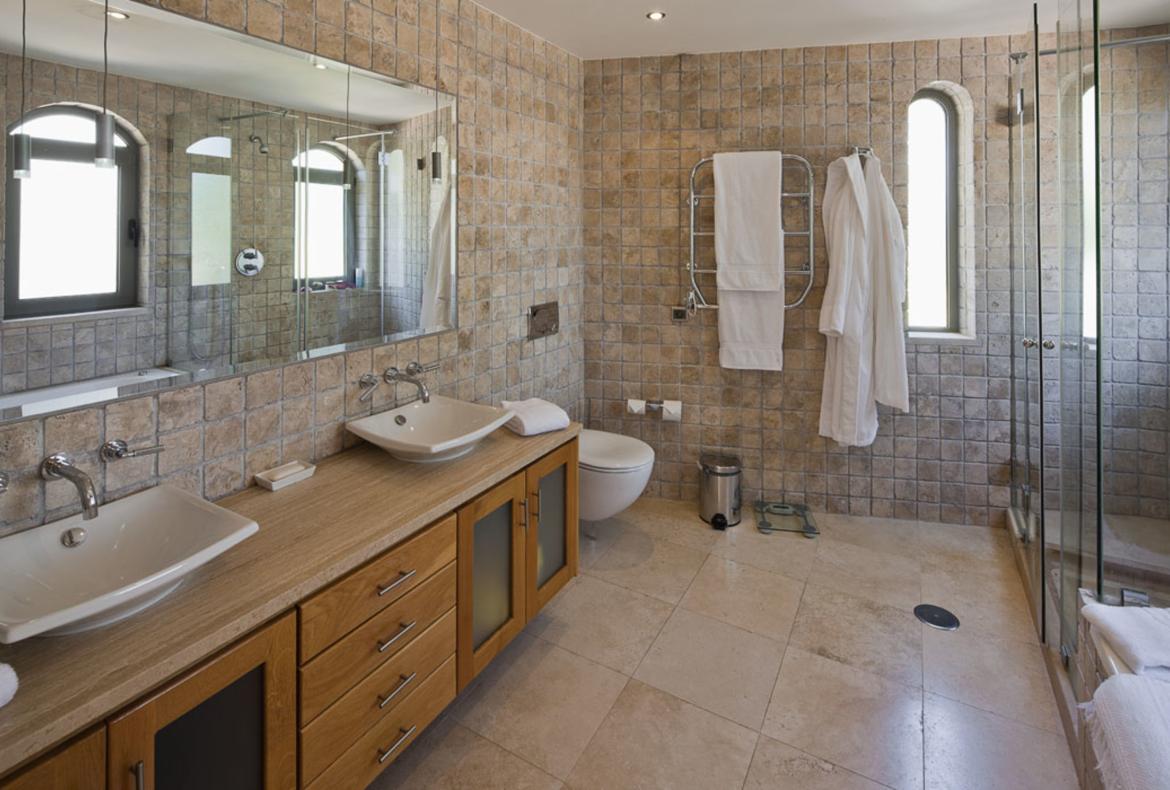 Luxury 6 bedroom holiday villa with private pool in Algarve Portugal (PORTU141PV)