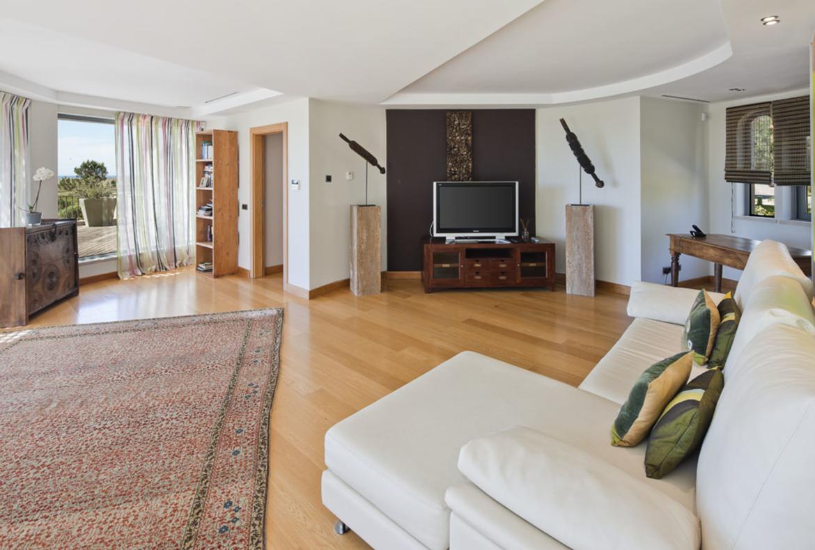 Luxury 6 bedroom holiday villa with private pool in Algarve Portugal (PORTU141PV)