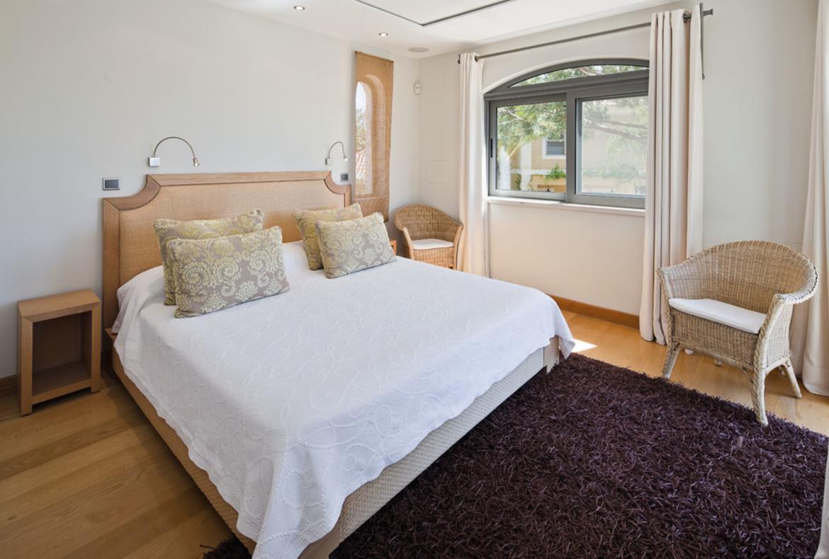 Luxury 6 bedroom holiday villa with private pool in Algarve Portugal (PORTU141PV)