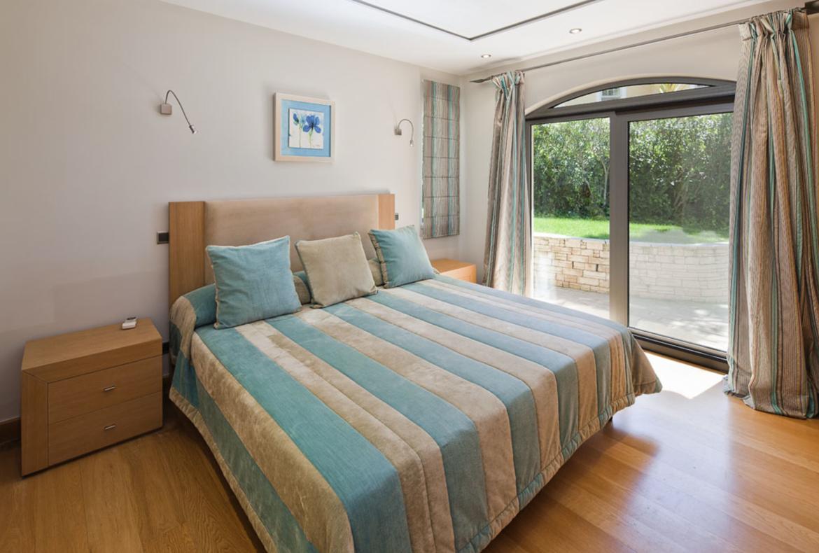 Luxury 6 bedroom holiday villa with private pool in Algarve Portugal (PORTU141PV)