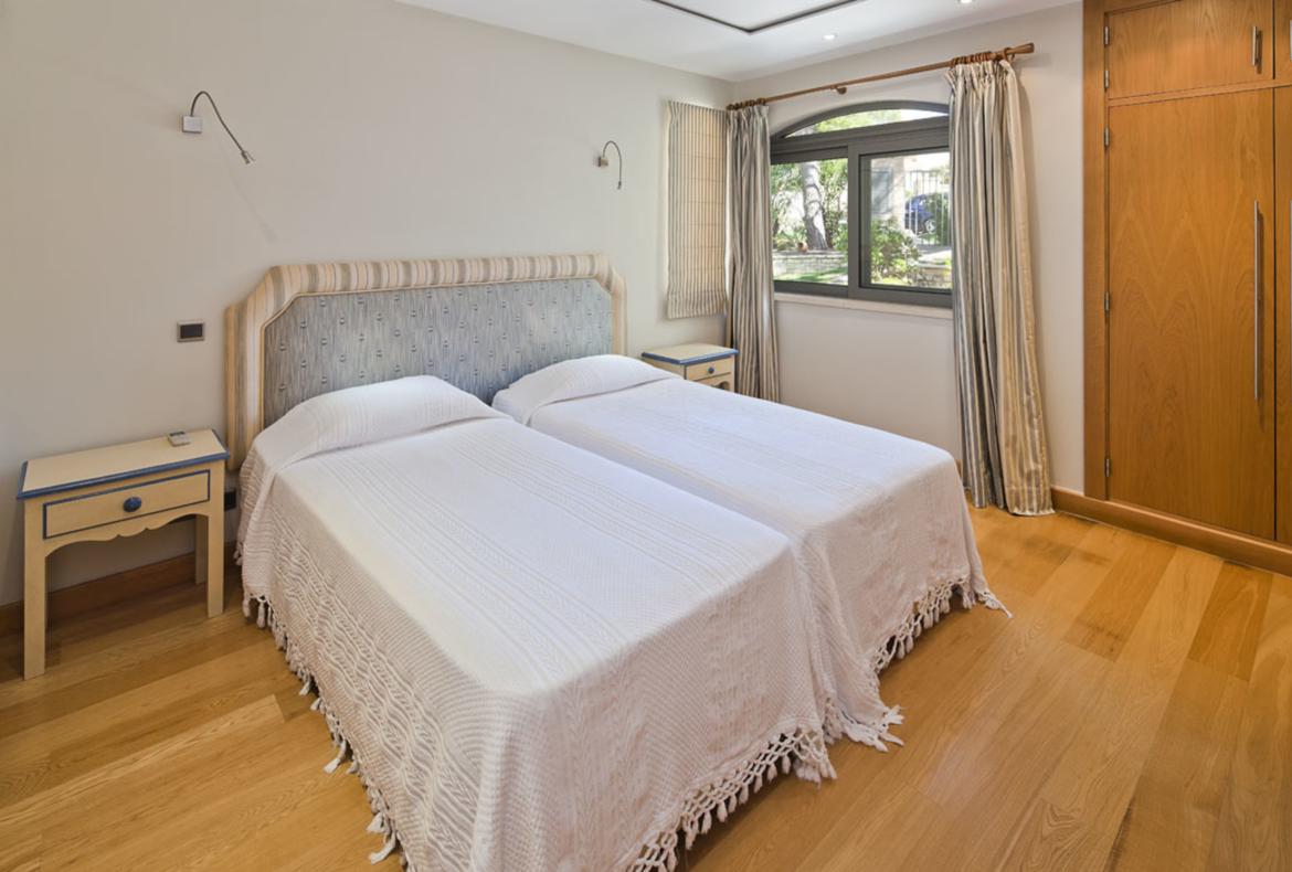 Luxury 6 bedroom holiday villa with private pool in Algarve Portugal (PORTU141PV)