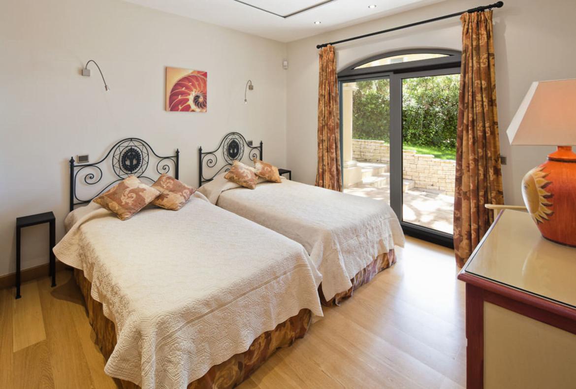 Luxury 6 bedroom holiday villa with private pool in Algarve Portugal (PORTU141PV)