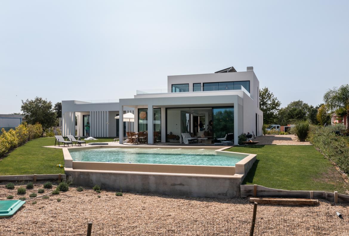Luxury 4 bedroom holiday villa with private pool in Lisbon & coast Portugal (PV3023)