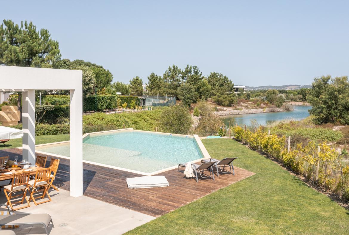 Luxury 4 bedroom holiday villa with private pool in Lisbon & coast Portugal (PV3023)