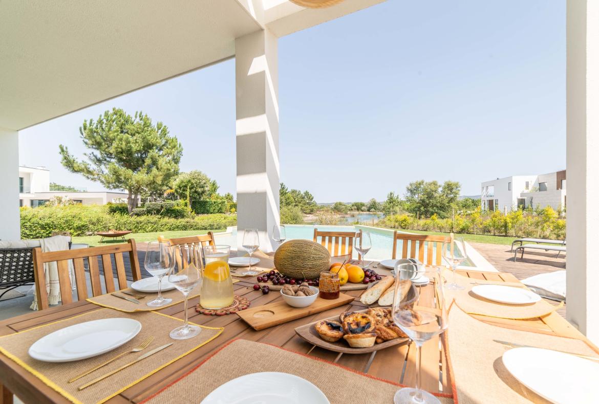 Luxury 4 bedroom holiday villa with private pool in Lisbon & coast Portugal (PV3023)