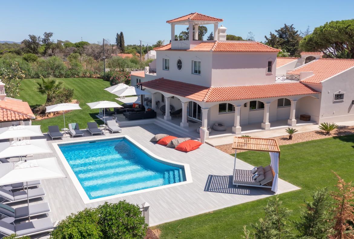 Luxury 6 bedroom holiday villa with private pool in Algarve Portugal (PV3025)