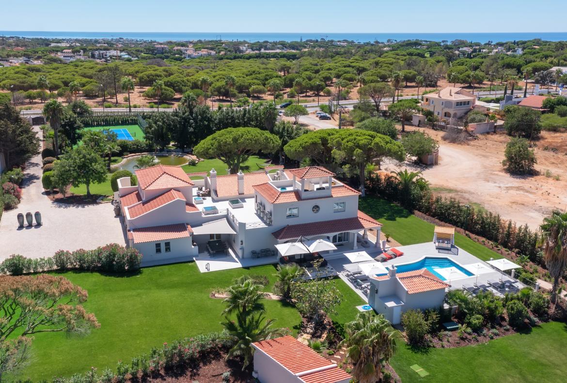 Luxury 6 bedroom holiday villa with private pool in Algarve Portugal (PV3025)