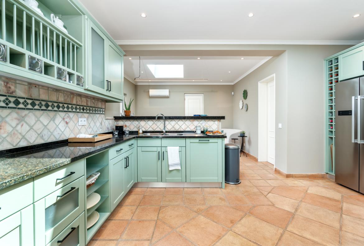 Luxury 6 bedroom holiday villa with private pool in Algarve Portugal (PV3025)