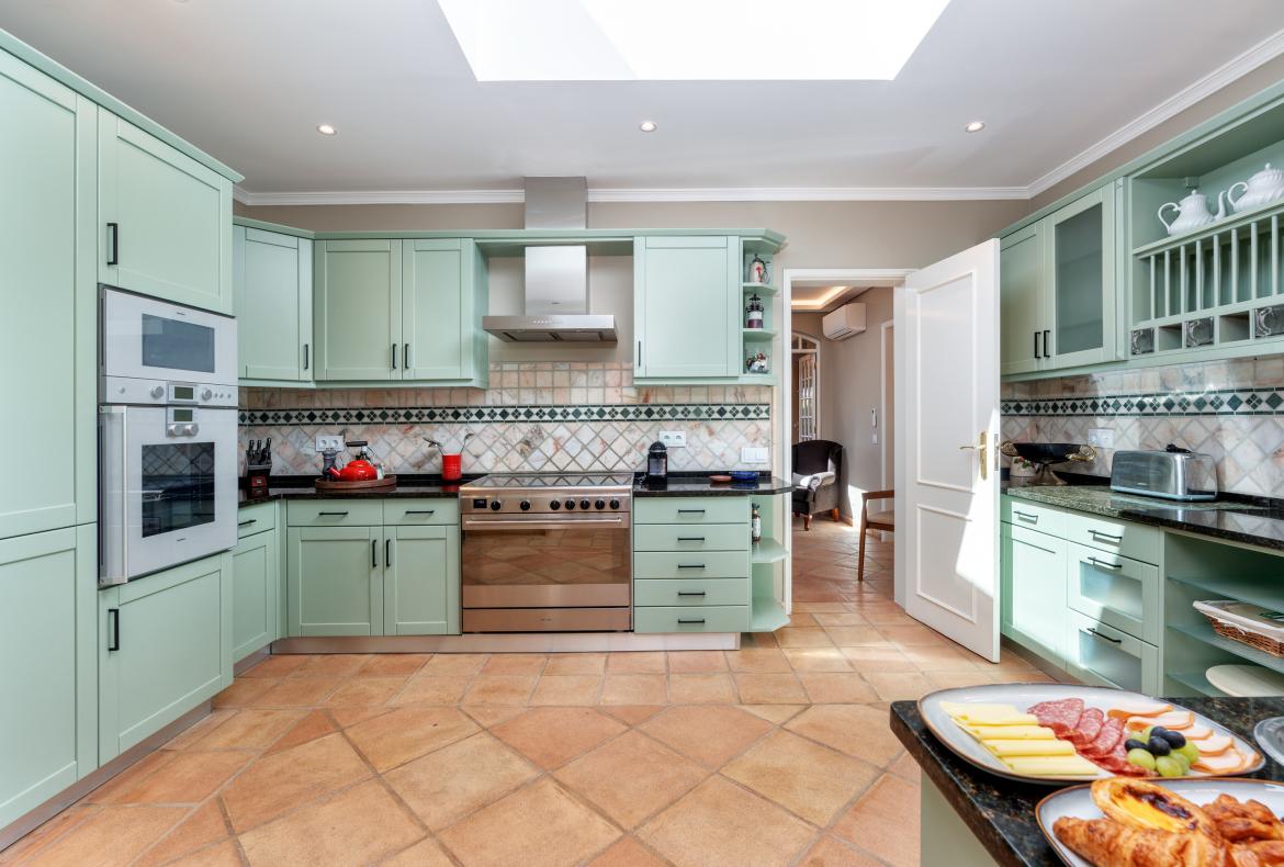 Luxury 6 bedroom holiday villa with private pool in Algarve Portugal (PV3025)