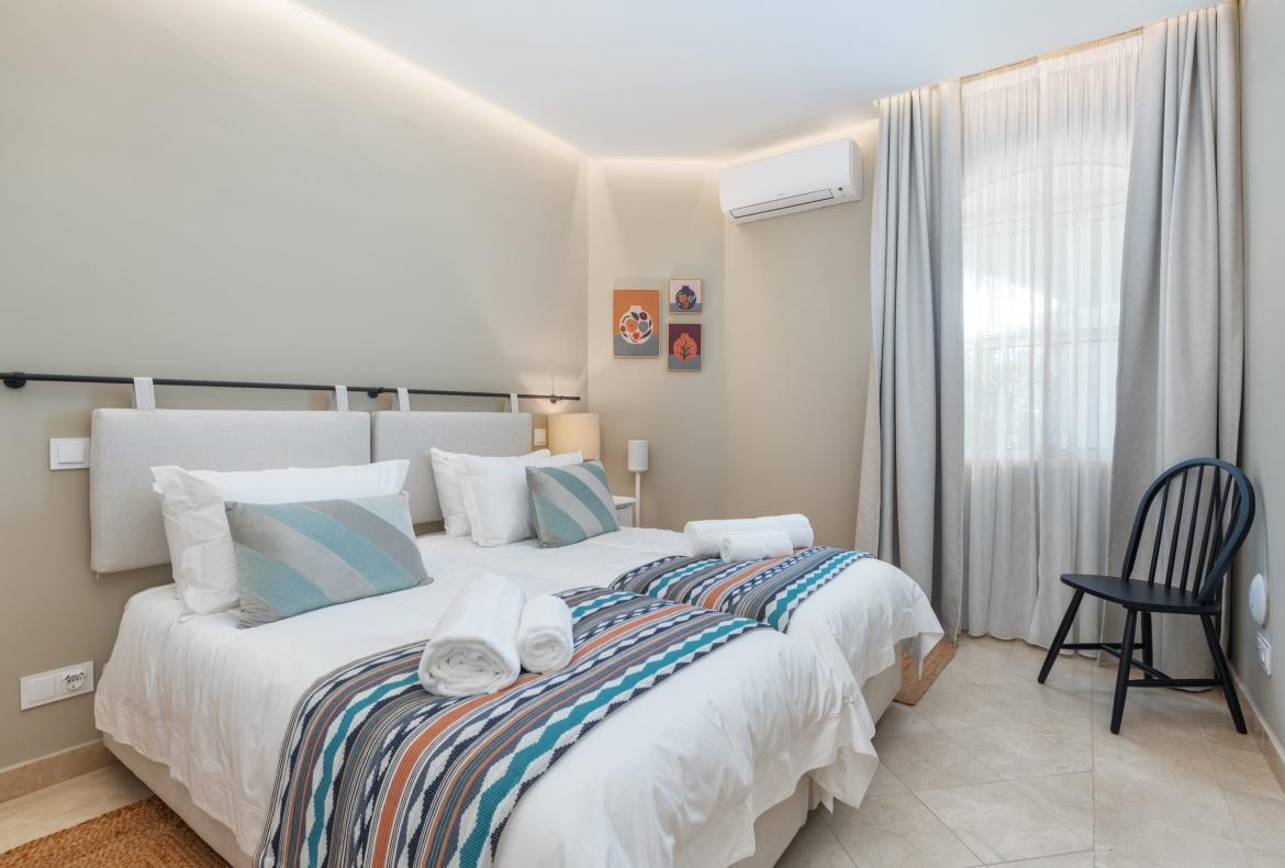 Luxury 6 bedroom holiday villa with private pool in Algarve Portugal (PV3025)