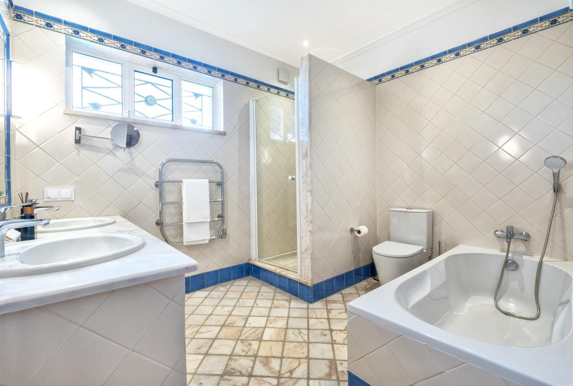 Luxury 6 bedroom holiday villa with private pool in Algarve Portugal (PV3025)