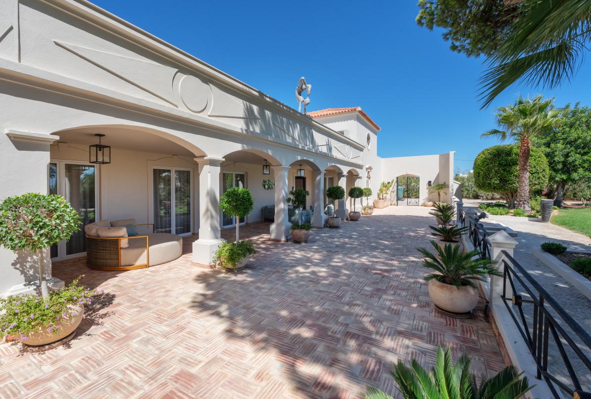 Luxury 6 bedroom holiday villa with private pool in Algarve Portugal (PV3025)