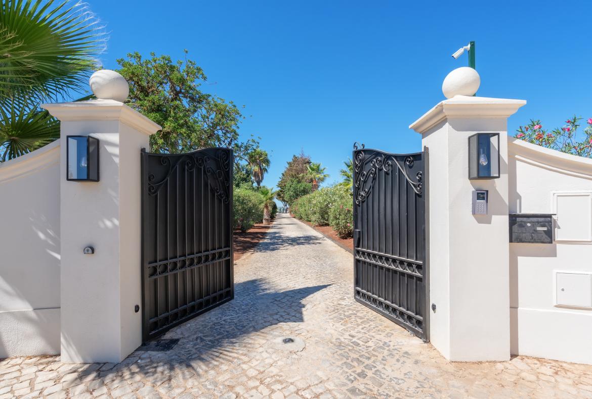 Luxury 6 bedroom holiday villa with private pool in Algarve Portugal (PV3025)