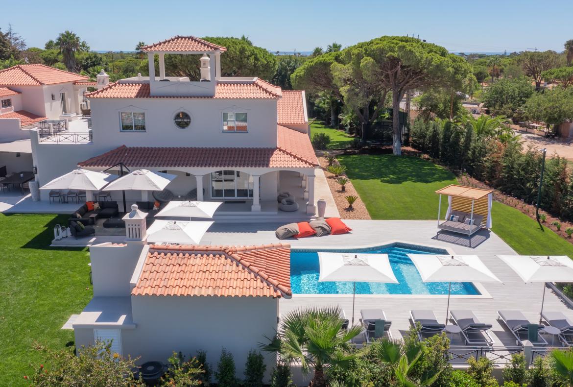 Luxury 6 bedroom holiday villa with private pool in Algarve Portugal (PV3025)