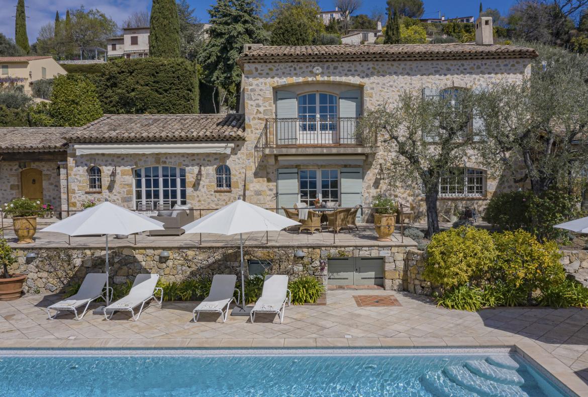 Luxury 4 bedroom holiday villa with private pool in Cote d'Azur France (PV3026)