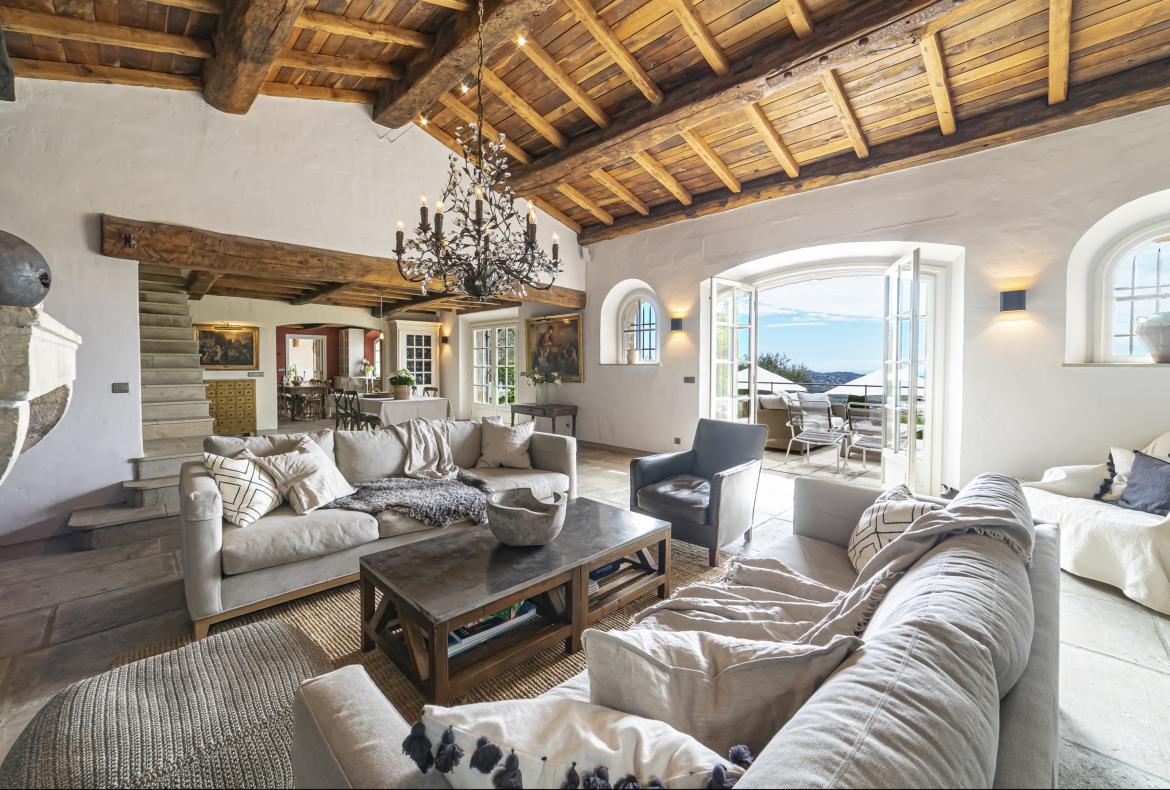 Luxury 4 bedroom holiday villa with private pool in Cote d'Azur France (PV3026)