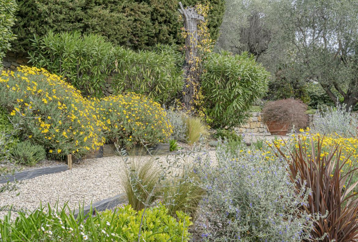 Luxury 4 bedroom holiday villa with private pool in Cote d'Azur France (PV3026)