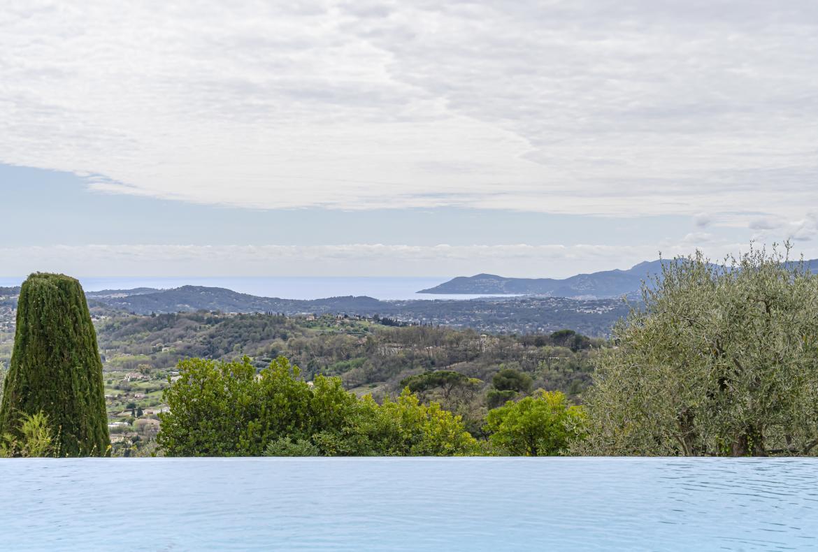 Luxury 4 bedroom holiday villa with private pool in Cote d'Azur France (PV3026)
